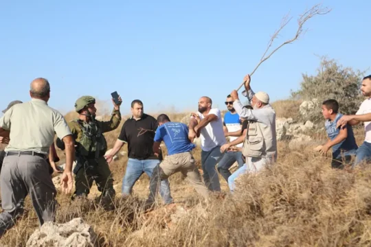 مستوطنون يقتحمون الخليل والاحتلال يجبر عائلات على النزوح من جنين