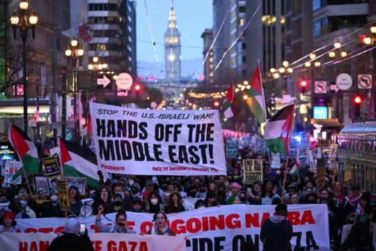 إنترسبت: مشروع قانون يقمع الدروس عن فلسطين بولاية كاليفورنيا