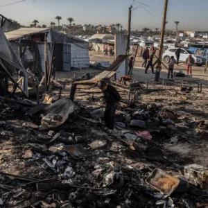 إسرائيل تكثف حربها على خيام النازحين بغزة