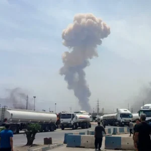 الدخان يتصاعد من موقع الانفجار في ميناء الشهيد رجائي بمدينة بندر عباس (الأناضول)