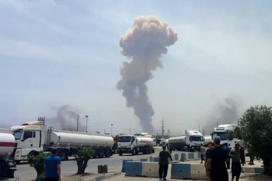 الدخان يتصاعد من موقع الانفجار في ميناء الشهيد رجائي بمدينة بندر عباس (الأناضول)