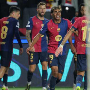 برشلونة يحقق فوزا عريضا على دورتموند ويقترب من نصف النهائي