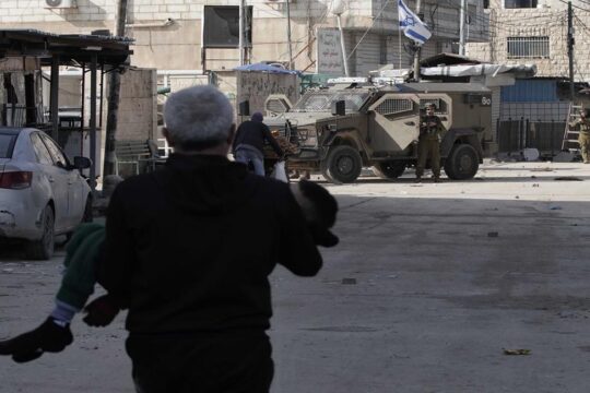 قوات الاحتلال تستهدف صحفيين أمام مدخل مخيم جنين بقنابل الغاز