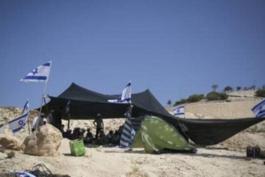 مستوطنون ينصبون خيمة على أراضي المواطنين في مسافر يطا جنوب الخليل