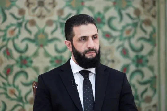 الرئيس السوري أحمد الشرع أكد أن العقوبات تعيق قدرة الحكومة على تحريك الاقتصاد (رويترز-أرشيف)
