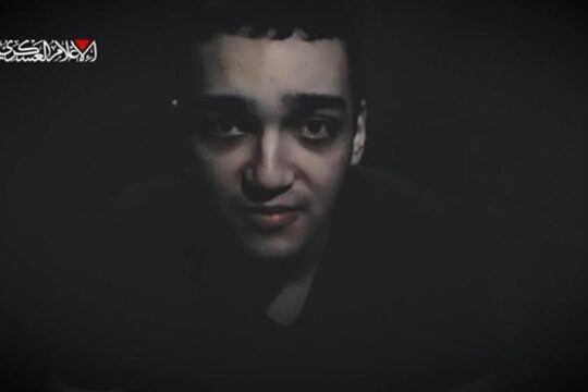 أبو عبيدة: فقدنا الاتصال بالمجموعة الآسرة للجندي عيدان ألكسندر بعد قصف مباشر لهم