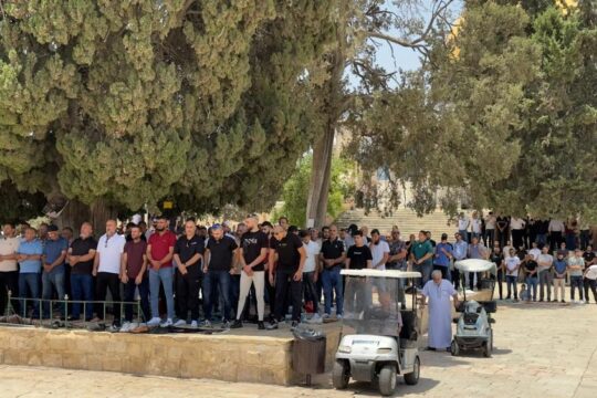 عشرات آلاف الفلسطينيين يؤدون صلاة الجمعة في المسجد الأقصى