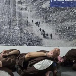 سلطات الاحتلال تعلّق صورًا للدمار في غزة داخل السجون
