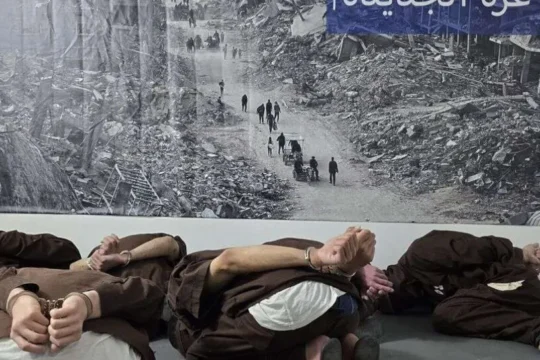 سلطات الاحتلال تعلّق صورًا للدمار في غزة داخل السجون