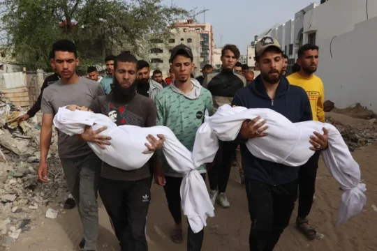 38 شهيدا والاحتلال ينذر 3 مناطق بمدينة غزة بالإخلاء