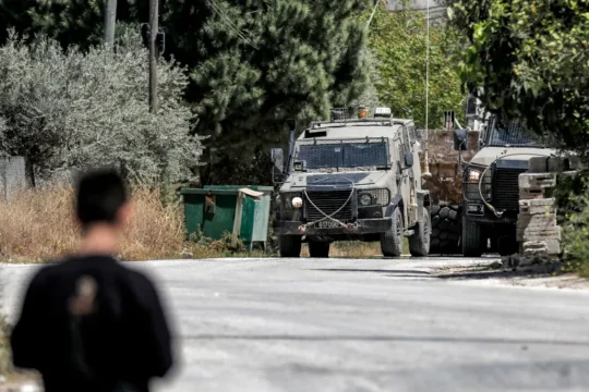 كتيبة جنين تستهدف آليات الاحتلال ومستوطنون يقتحمون جبل العرمة