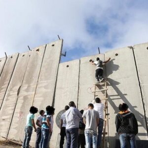 استشهاد عامل من نابلس إثر سقوطه عن الجدار في القدس