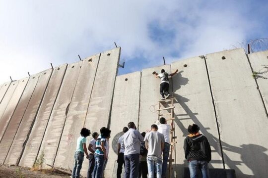استشهاد عامل من نابلس إثر سقوطه عن الجدار في القدس