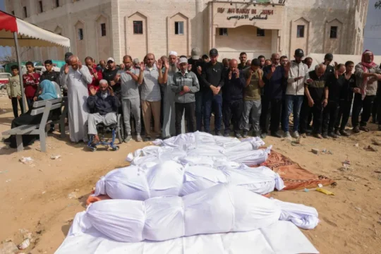شهداء بقصف خيام نازحين ومستشفيات غزة تناشد العالم