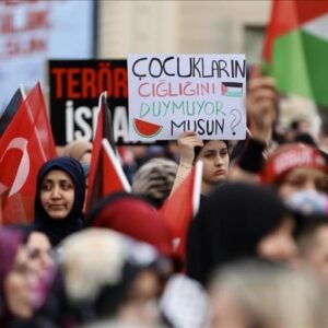 "غزة تموت".. مئات الأتراك يتظاهرون في بورصا نصرة لفلسطين