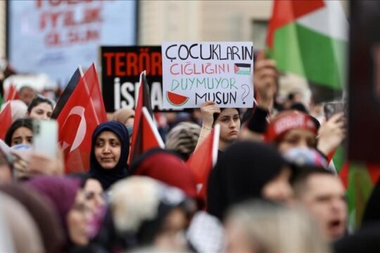 "غزة تموت".. مئات الأتراك يتظاهرون في بورصا نصرة لفلسطين