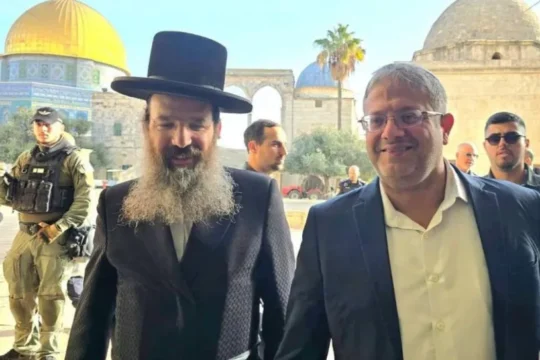 بن غفير يقتحم باحات المسجد الأقصى بعد طرد المصلين وحراس المسجد