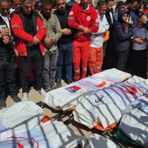 فيديو يُكذِّب مزاعم الاحتلال عدم معرفته بالطاقم الإنساني الذي أعدمه في رفح