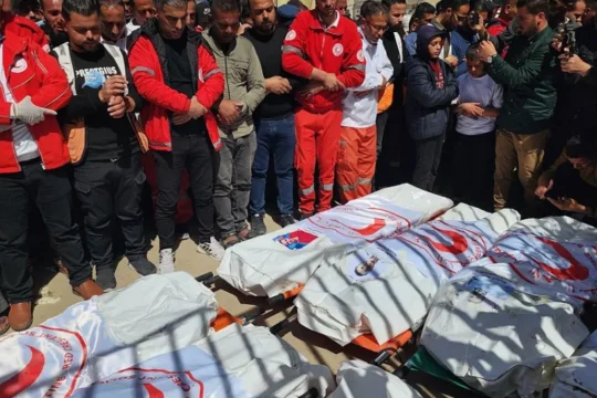 فيديو يُكذِّب مزاعم الاحتلال عدم معرفته بالطاقم الإنساني الذي أعدمه في رفح
