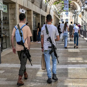 طفرة تسليح المدنيين في "إسرائيل": 329 ألف مسلّح خلال 6 أشهر