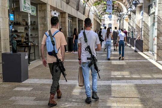 طفرة تسليح المدنيين في "إسرائيل": 329 ألف مسلّح خلال 6 أشهر