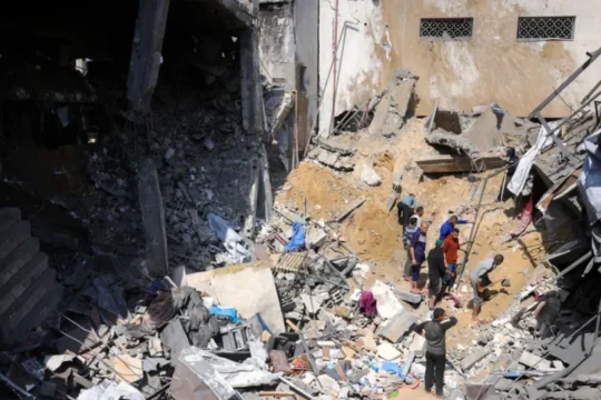 نسف مبانٍ سكنية وقصف خيام نازحين بغزة - قطاع غزة