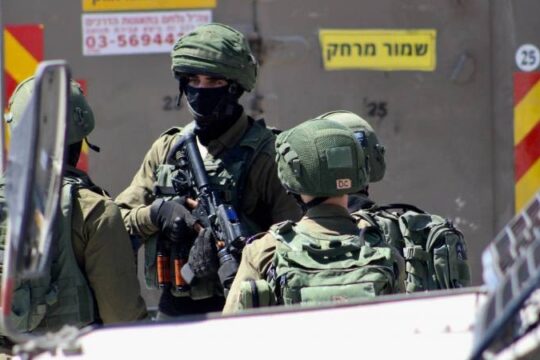 إصابتان بينهما طفل برصاص الاحتلال في الاقتحام المستمر لمخيم بلاطة