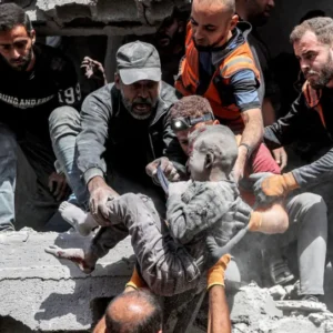مجزرة بشعة.. الاحتلال يقصف عيادة للأونروا في مخيم جباليا شمال قطاع غزة مجزرة بشعة.. الاحتلال يقصف عيادة للأونروا في مخيم جباليا شمال قطاع غزة