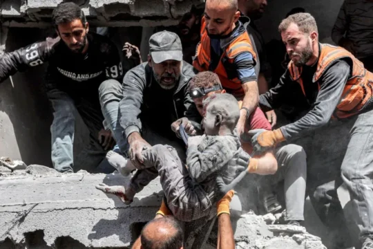 مجزرة بشعة.. الاحتلال يقصف عيادة للأونروا في مخيم جباليا شمال قطاع غزة مجزرة بشعة.. الاحتلال يقصف عيادة للأونروا في مخيم جباليا شمال قطاع غزة