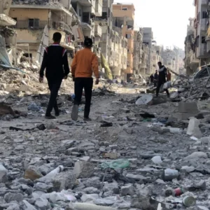 حرب الإبادة: مجزرة بحق عائلة الفرّا في خانيونس.. وأوامر إخلاء جديدة شرق مدينة غزة