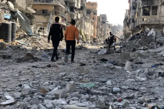 حرب الإبادة: مجزرة بحق عائلة الفرّا في خانيونس.. وأوامر إخلاء جديدة شرق مدينة غزة