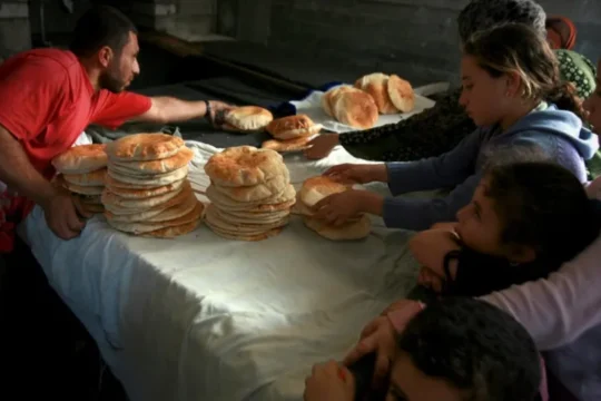 تجويع غزة.. 25 مخبزًا يغلقون أبوابهم بسبب نفاد الطحين