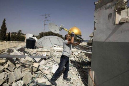 الاحتلال يجبر 3 عائلات مقدسية على هدم منازلها