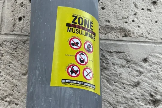 "منطقة ممنوعة على المسلمين".. ملصقات عنصرية في أورليان الفرنسية تثير الغضب