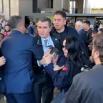 زعيم المعارضة التركية يتعرض للصفع وأردوغان يتضامن