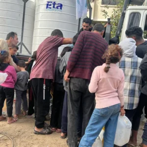 85 يوما من إغلاق المعابر.. ماذا تبقّى في غزة من طعام ودواء وسلع؟