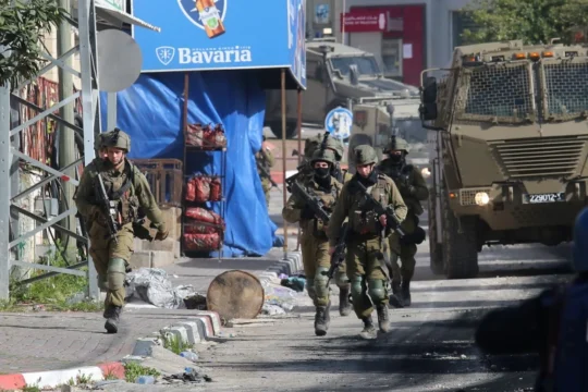 نابلس: إصابات بالاختناق خلال اقتحام الاحتلال مخيم عسكر