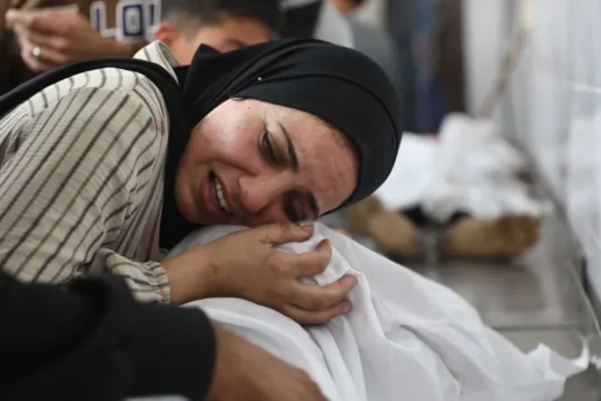 "حرب الإبادة".. 33 شهيدًا أحدهم صحفي إثر قصف مطعم بمدينة غزة