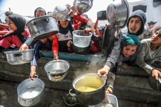 قطاع غزة يعيش مجاعة متزايدة في ظل الحصار الخانق (الأناضول)