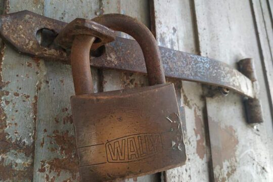 سلطات الاحتلال تصدر أوامر إخلاء لـ 50 محلاً تجارياً في قلنسوة