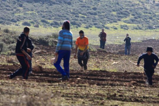 مزارعون يتصدون للمستوطنين بقرية المغير