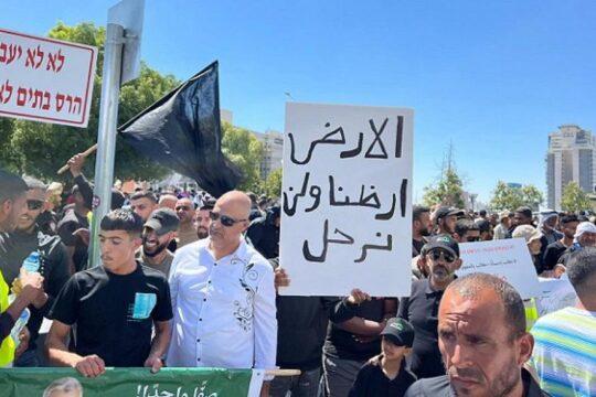 الآلاف يشاركون بمظاهرة "الكرامة" بالنقب تنديدًا بهدم المنازل