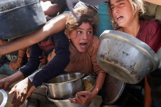أطفال غزة يواجهون الموت جوعا.. بطون خاوية وطفولة تحتضر