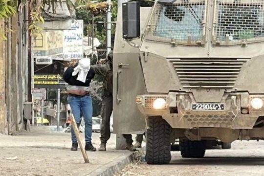 الاحتلال يجدد الاعتقال الإداري بحق أسير مقدسي ويبعد مرابطة عن الأقصى