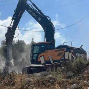 الاحتلال يهدم منزلًا ويجرف حديقة بالمغير شمال شرق رام الله