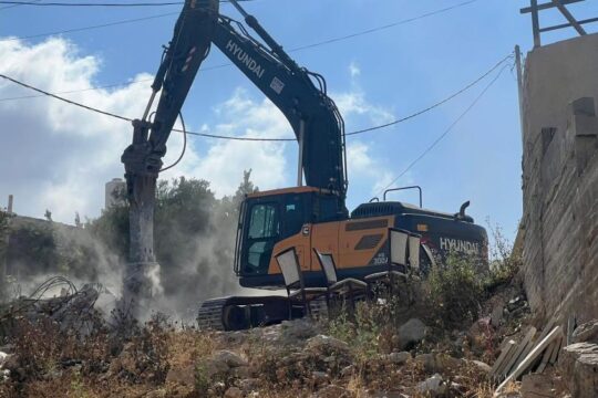 الاحتلال يهدم منزلًا ويجرف حديقة بالمغير شمال شرق رام الله