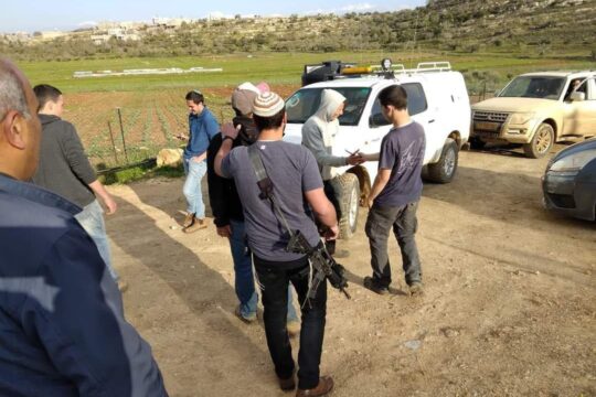 مستوطنون يسرقون صهريج مياه في الأغوار الشمالية