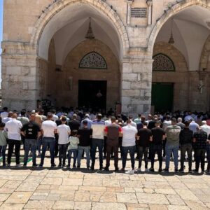 عشرات الآلاف يؤدون صلاة الجمعة في المسجد الأقصى