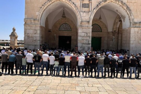 عشرات الآلاف يؤدون صلاة الجمعة في المسجد الأقصى