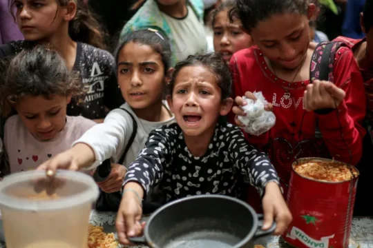 طفلة أخرى تموت جوعا في غزة وألبانيزي: معاناتكم عار علينا